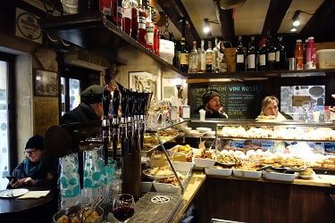 ベネチアのオステリア「アイ・ポルテゴ」の内観