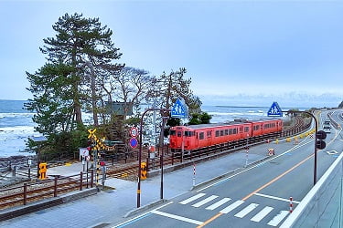 JR氷見線が走る雨晴海岸