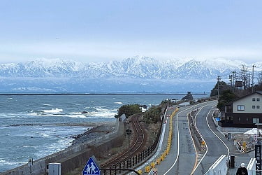 富山湾越しに立山連峰を望む雨晴海岸