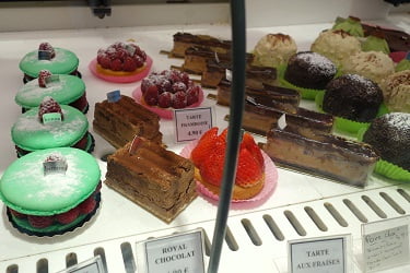 店内ディスプレイに並ぶスイーツケーキ