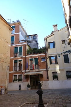 ホテル「カールトン･カプリ」の外観