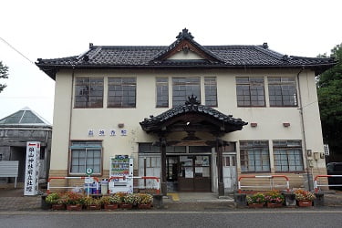 地鉄､岩峅寺駅のレトロな駅舎