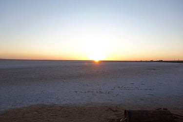 ショット･エル･ジェリド塩湖での日の出鑑賞