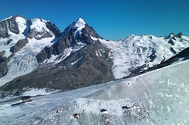 コルヴァッチ展望台から鋭い稜線のロゼック氷河を望む