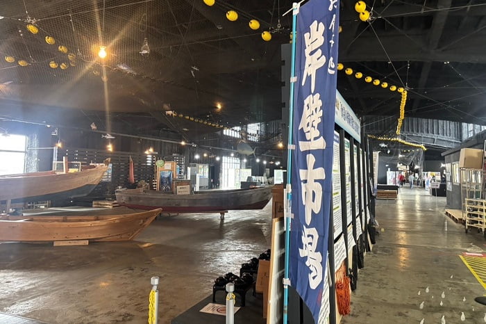ひみ岸壁市場の内観