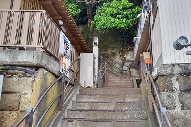 岩屋への急な階段