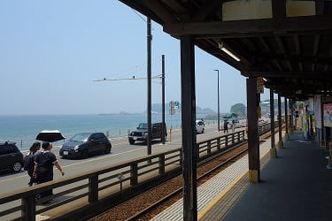 鎌倉高校前駅のホームから江の島＆海を望む