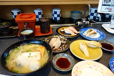 廻鮮氷見前寿しで注文した寿司皿いろいろ