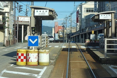 万葉線､運転席越しに見る併用軌道上の駅