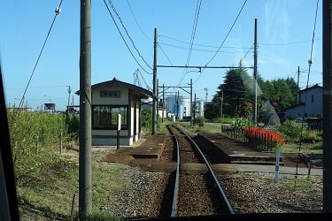 万葉線､運転席越しに見る専用軌道上の駅