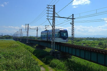 庄川鉄橋を渡っている万葉線
