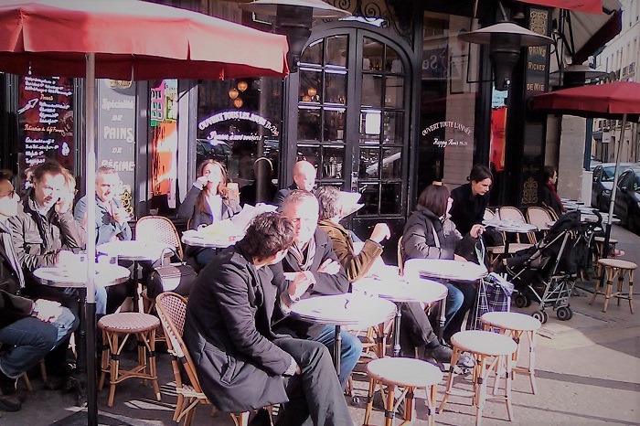 パリのカフェ､テラス席の風景