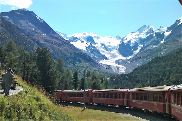 ベルニナ山を背景にレーティッシュ鉄道の写真スポット