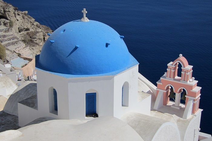 サントリーニ島･イアの青いドーム教会