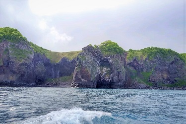 船から見る知床半島の断崖