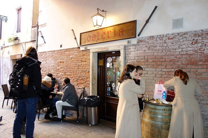 ｢オステリア･アイ･ポルテゴ」の横入口