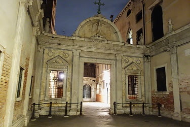 ベネチアのオステリア「アイ･ポルテゴ」の内観