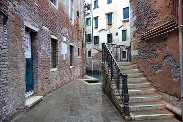 S.Angeloフェリー駅近くのユニークな構造の橋1