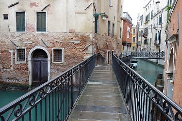 S.Angeloフェリー駅近くのユニークな構造の橋2