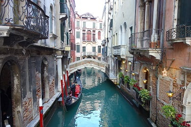 Ponte dei Baretteriからの素敵な運河の景色(ベネチア)