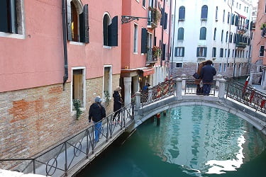 Ponte dei Baretteriから望むユニークな橋＆通路の構造1