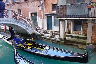 Ponte dei Baretteriから望むユニークな橋＆通路の構造2