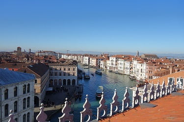 T Fondaco Rooftop Terraceからリアルト橋と反対側の大運河を望む