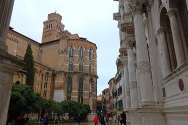 サンタマリア･グロリオーザ･デイ･フラーリ聖堂の裏手Campo S.Rocco広場