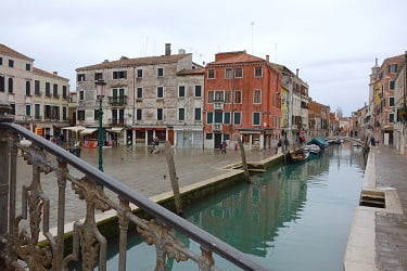 Campo San Barnaba広場を橋から見下す