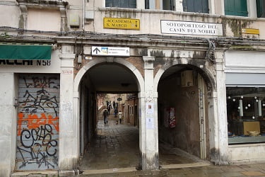 Campo San Barnaba広場南側にある双子アーチの建物下通路
