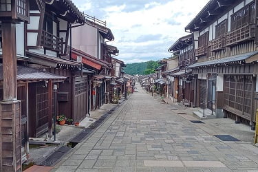 八尾､諏訪町本通り